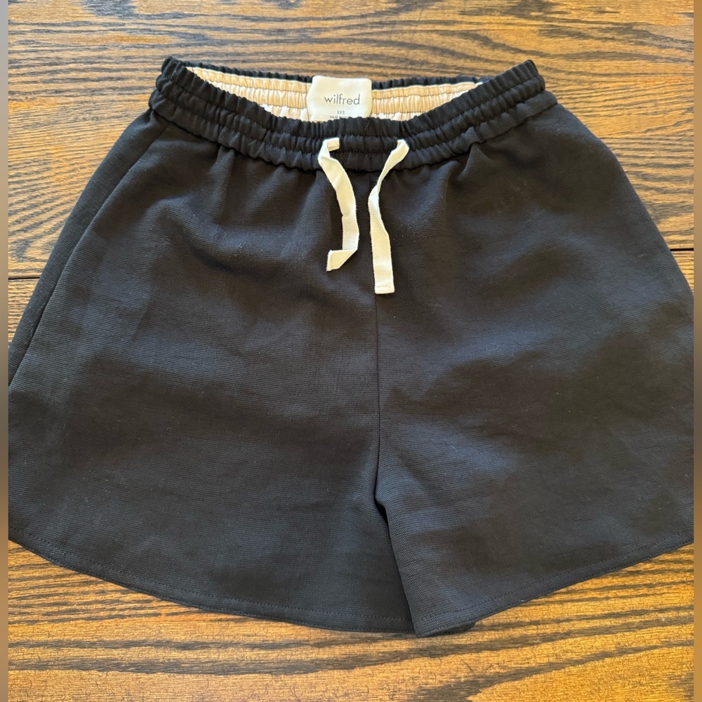 Highwaisted black linen shorts. Great condition.